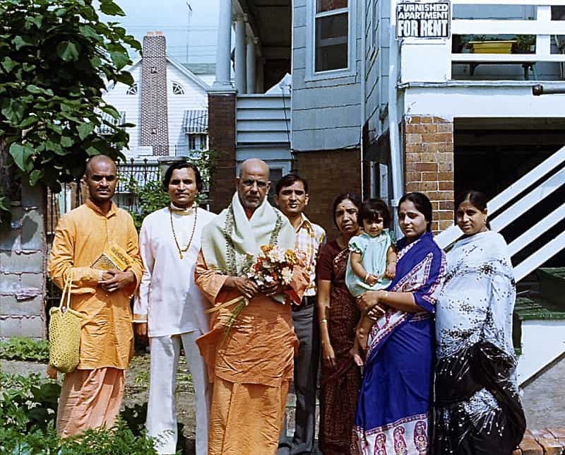 Left to Right: Swami Vinit Muni, Yogi Shanti Desai, Swami Kripalvananda (Swami Kripalu), Dushyant Ashier, Urmila Desai, Suchita Desai, Nayana Desai, Varsha Ashier.
