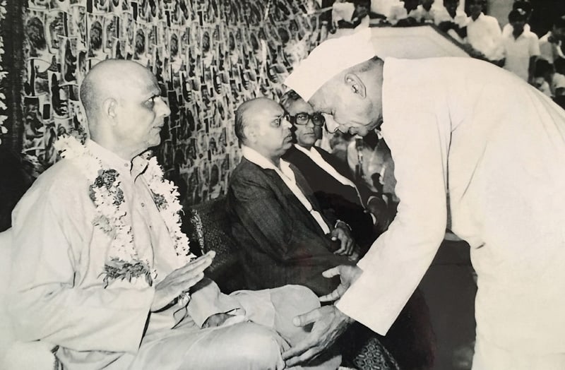 Ambala Ishvara Patel with Swami Kripalvananda (Swami Kripalu) in 1965 – M.G.S. High School, Malav. Dedication of the school's laboratory.