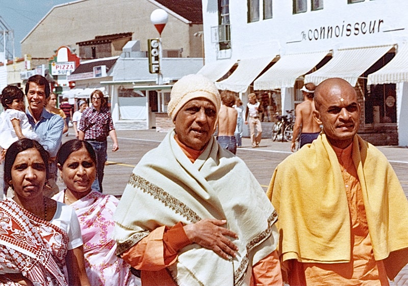 Swami Kripalvananda (Swami Kripalu) at The Boardwalk. Ocean City, New Jersey. (Left to Right) Urmila Desai, Varsha Ashier, Jim Penland (left back), Swami Vinit Muni (right).