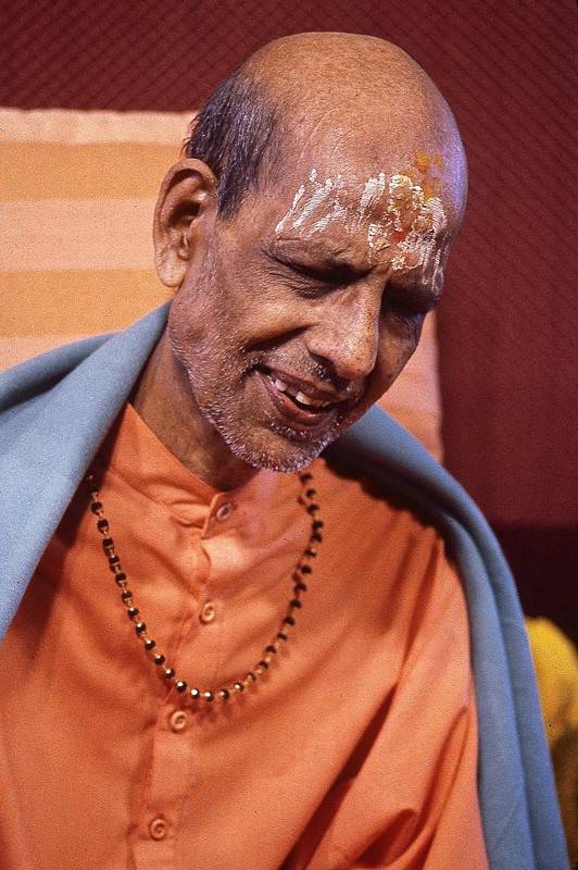 Mahasamadhi 1981. Swami Kripalvananda's (Swami Kripalu's) last Darshan in America
