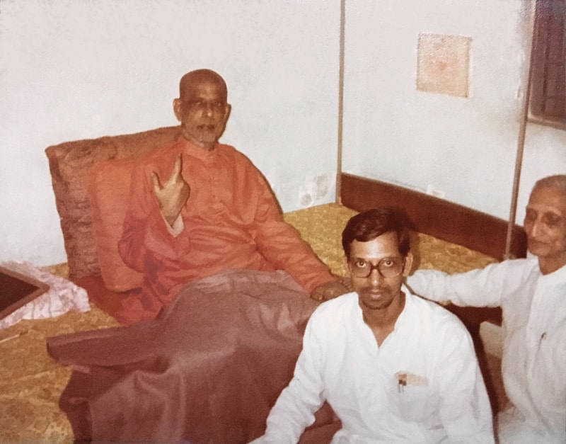 Mahasamadhi 1981. Swami Kripalvananda (Swami Kripalu) in Borivali, Mumbai – Ramanbhai Patel Residence. Narendra Joshi (left) and Ramanbhai Patel (right).