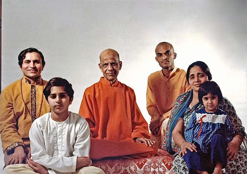 Left to Right: Yogi Shanti Desai, Nipur Desai (son), Swami Kripalvananda (Swami Kripalu), Swami Vinit Muni, Nayana Desai, Suchita Desai (daughter).