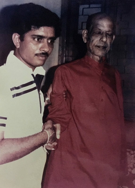 Mahasamadhi 1981. Swami Kripalvananda (Swami Kripalu) with Tarun Patel (son of Ramanbhai Patel). Late fall 1981.
