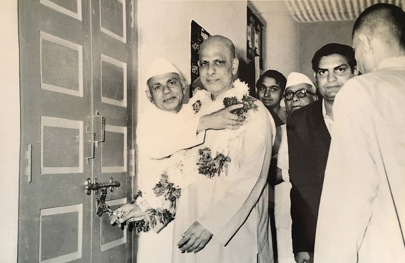 Mahasamadhi 1981. Ambala Ishvara Patel with Swami Kripalvananda (Swami Kripalu) in 1965 – M.G.S. High School, Malav.