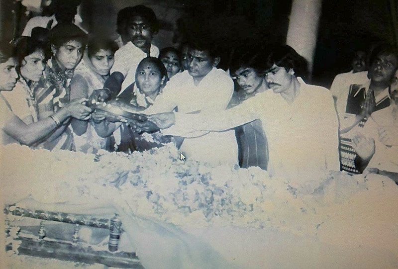 Mahasamadhi 1981. Swami Kripalvananda mahasamadhi arati/puja. Family of Ambala Ishvara Patel. Malav Ashram.