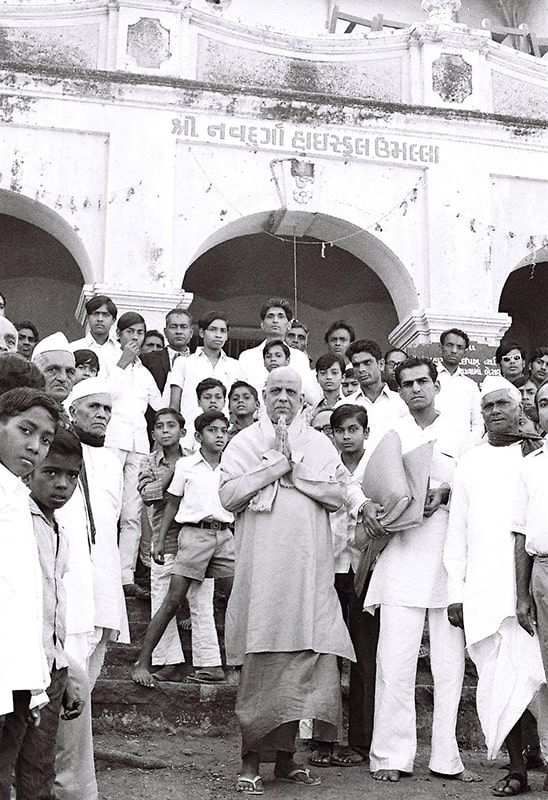 Swami Kripalvananda (Swami Kripalu) at Shri Navdurgha High School, Umalla during his 60th Birthday celebration.