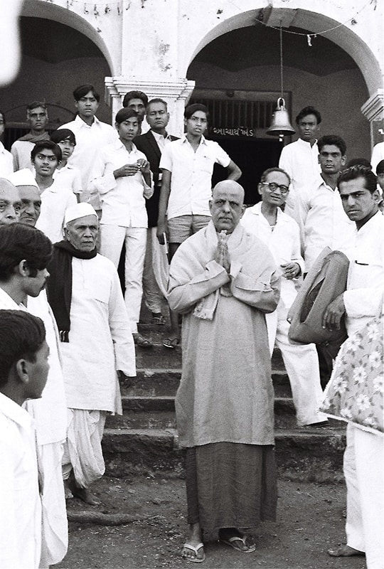 Swami Kripalvananda (Swami Kripalu) at Shri Navdurgha High School, Umalla during his 60th Birthday celebration.