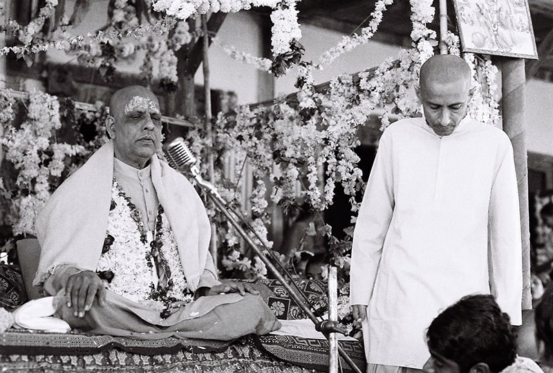 Swami Kripalvananda (Swami Kripalu) and Swami Rajarshi Muni at Swami Kripalvananda's 60th Birthday celebration – January 13, 1974.