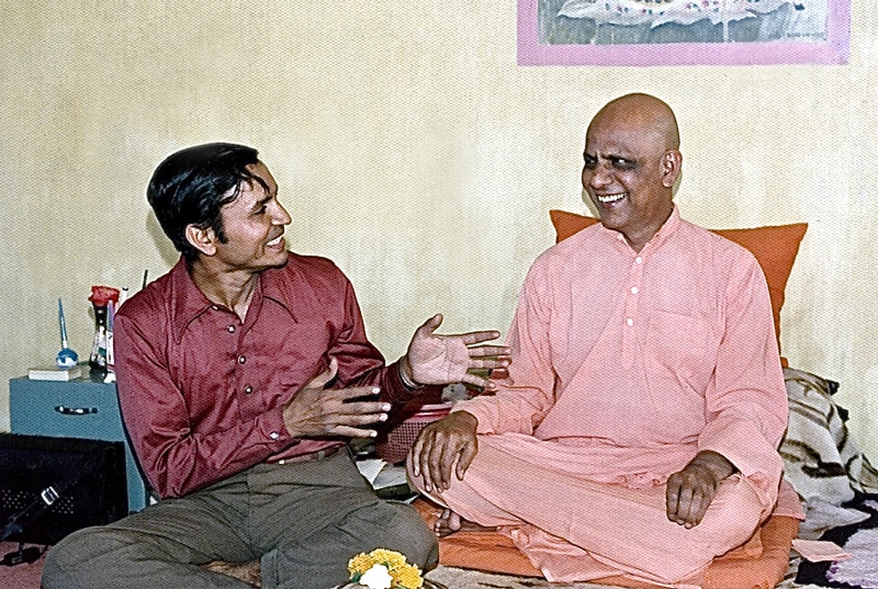 Yogi Shanti Desai with Swami Kripalvananda (Swami Kripalu). Kayavarohan. December 1974.