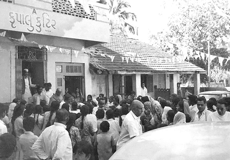 Swami Kripalvananda's (Swami Kripalu's) arrival in America. The home of Ramanbhai Chhotabhai Patel (Kripalu Kutir 1957). After residing here for one week, Bapuji departs Mumbai for the USA on May 18, 1977.