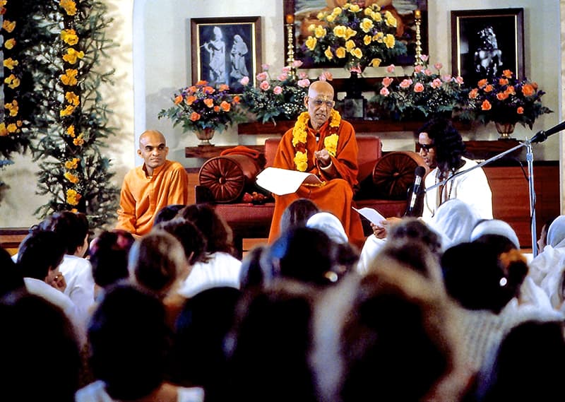 Swami Kripalvananda's (Swami Kripalu's) Arrival in America. Satsanga – Sadhana Mandir with Swami Vinit Muni, Swami Kripalvananda, and Amrit Desai.