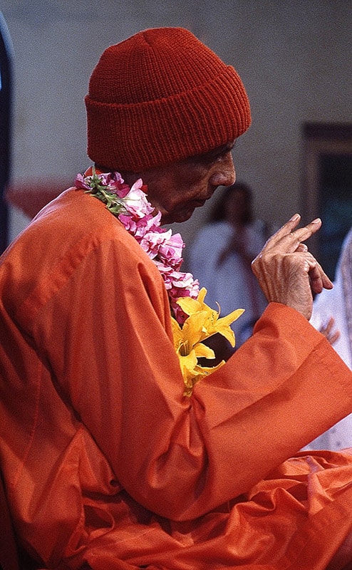Swami Kripalvananda's (Swami Kripalu's) Arrival in America. Chanting Bhajans