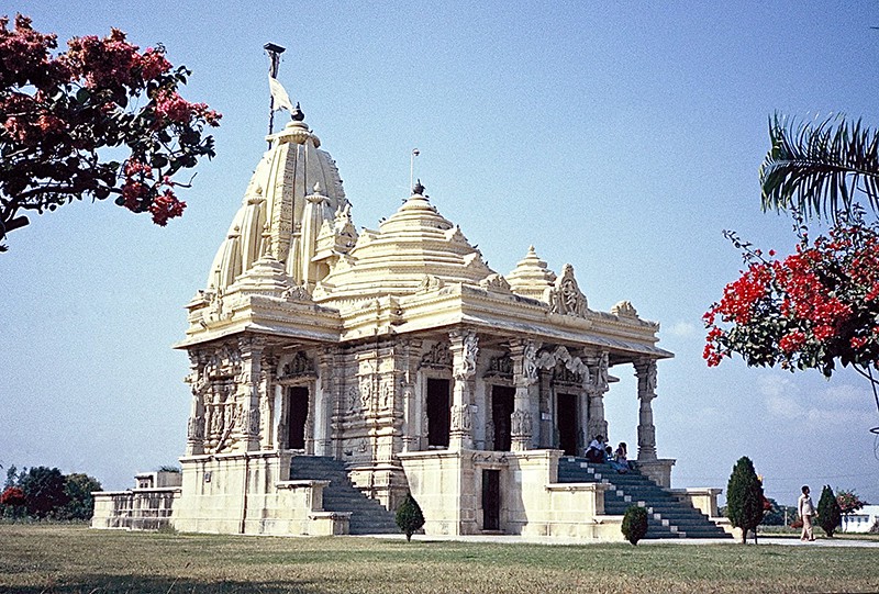 Bhagavan Lakulisha moved from small temple to Brahmeshvara Temple, May 3, 1974 (Prana Pratishtha). Photo taken December, 1981