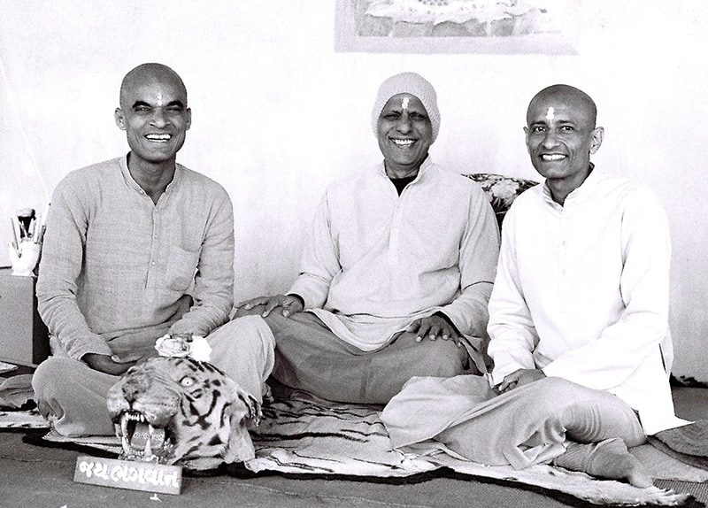 Brahmeshvara Jyotirshivalinga Temple. Swami Kripalvananda (Swami Kripalu). Atithi Aavas. (Left to Right) Swami Vinit Muni, Swami Kripalvananda (Swami Kripalu), Swami Rajarshi Muni