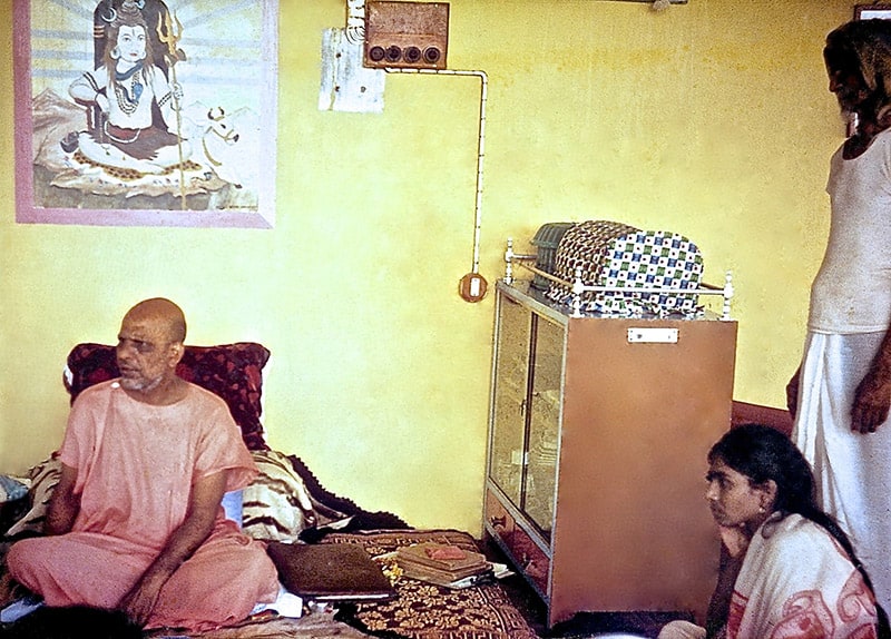 Brahmeshvara Jyotirshivalinga Temple. Swami Kripalvananda (Swami Kripalu). Atithi Aavas. Nirmala Patel (seated).