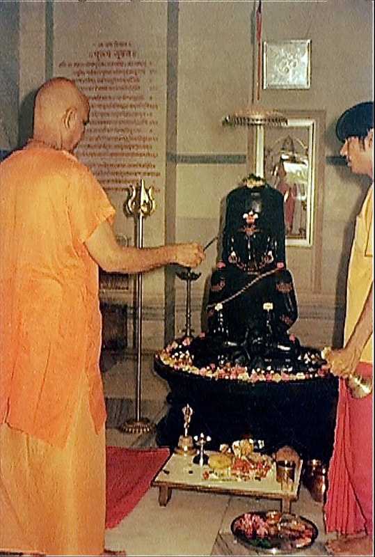 Brahmeshvara Jyotirshivalinga Temple. Swami Kripalvananda (Swami Kripalu).