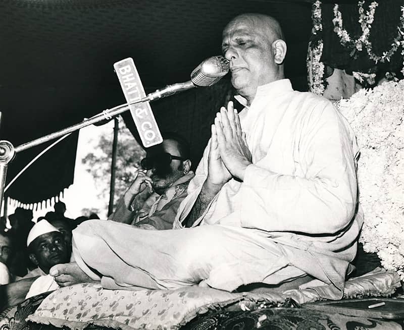 Coming Out of Silence Speech. (L-R) Jagadguru Shankarcharya of Dwarka and Swami Kripalvananda (Swami Kripalu). January 4, 1971.