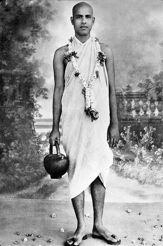 Swami Kripalvananda (Swami Kripalu) sannyasa photo taken at Royal Studio, Rajpipla. 1942.
