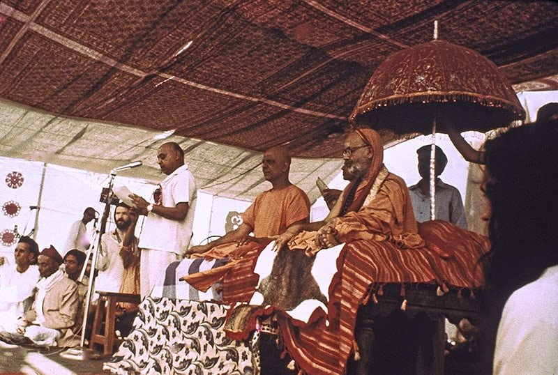 Prana Pratishtha ceremony. (Left) Nanubhai Amin, speaking. Chairman – Shri Kayavarohan, Tirtha Seva Samaj. (Center) Swami Kripalvananda, and (Right) Jagadguru Shankarcharya of Dwarka.
