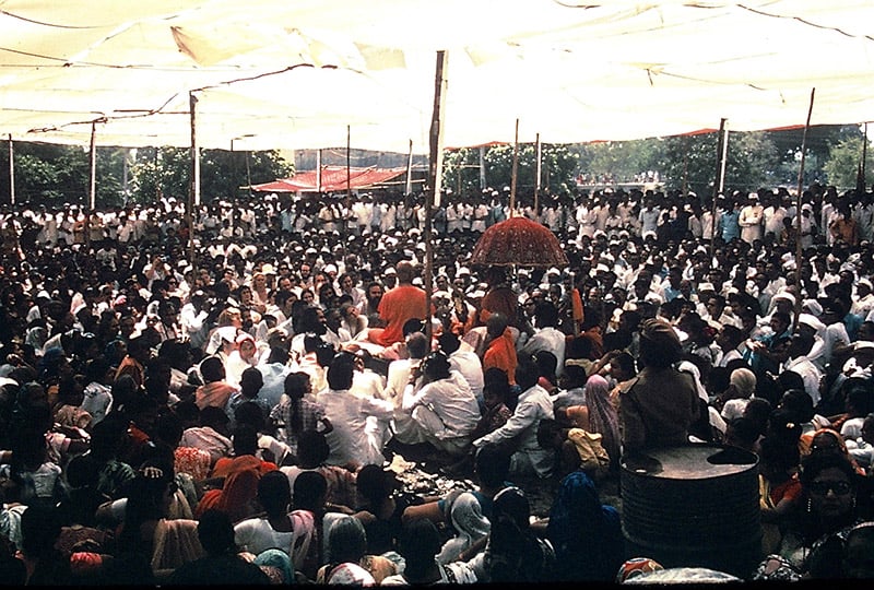 Twenty-five thousand attend the 1974 Prana Pratishtha ceremony on May 3, and Swami Kripalvananda's (Swami Kripalu's) 60th birthday celebration on May 4.