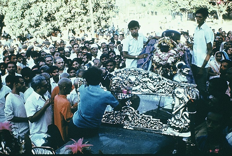 Bhagavan Lakulisha transported from a small temple in Kayavarohan to the Brahmeshvara Jyotirshivalinga Temple for Prana Pratishtha Ceremony.