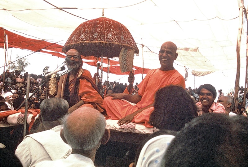 Prana Pratishtha Ceremony. (Left) Jagadguru Shankarcharya of Dwarka and (Right) Swami Kripalvananda.