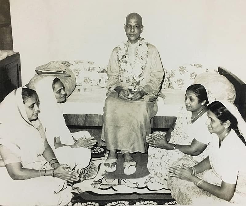 Ramanbhai Patel's Home Photo of Swami Kripalvananda (Swami Kripalu). (Left to Right): Lilaben, Kashiben (wife of Ramanbahi, and mother of Tarunbhai), Swami Kripalvananda, Hiraben, and Kusumben. 1967.