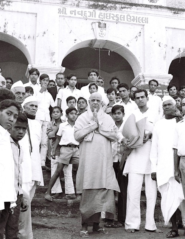 Swami Kripalvananda (Swami Kripalu) outside Shree Navdurga High School with students and faculty.