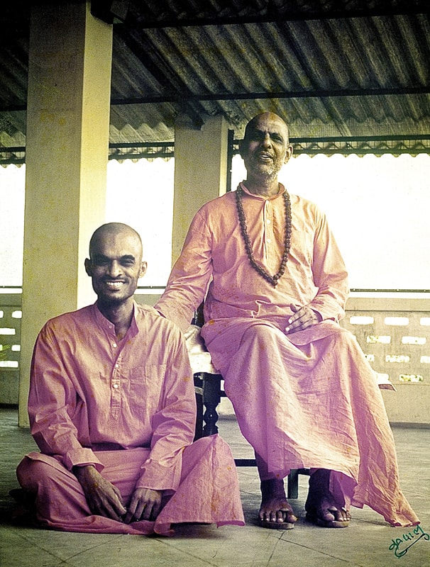 Swami Vinit Muni and Swami Kripalvananda (Swami Kripalu). Kayavarohan.