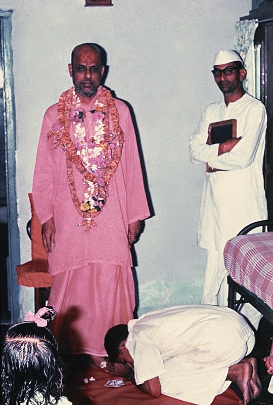 Swami Kripalvananda (Swami Kripalu) and Ramanbhai Lallubhai Shah in Adadra Village, 1960.