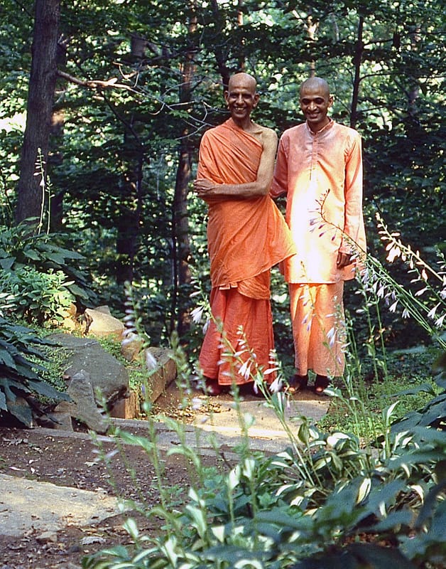 Swami Kripalvananda (Swami Kripalu) and Swami Ashutosh Muni.