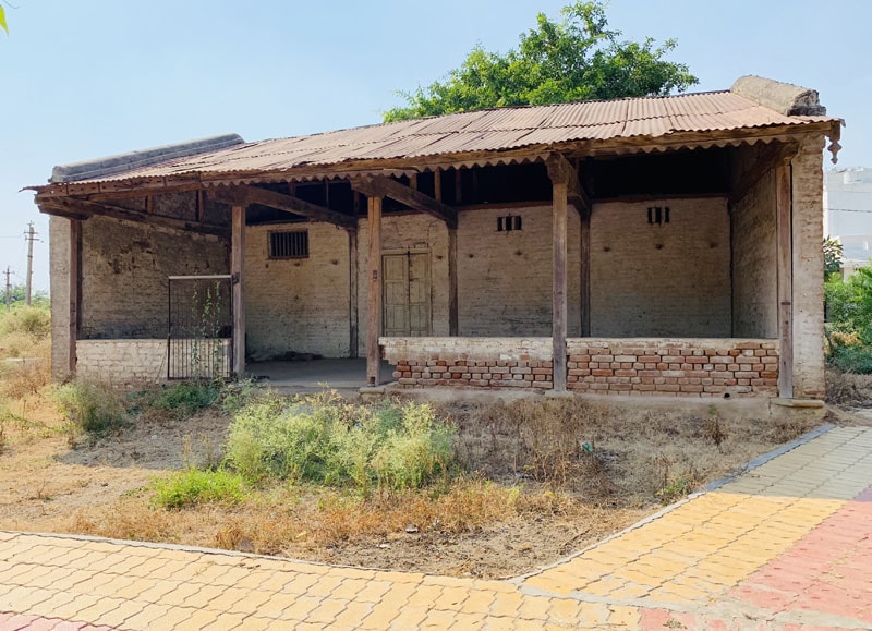 Sadhakas rooms behind wall. Kanjeta Village.